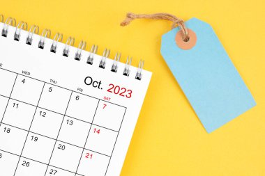 Ekim 2023 sarı zemin üzerinde boş fiyat etiketi olan masa takvimi.