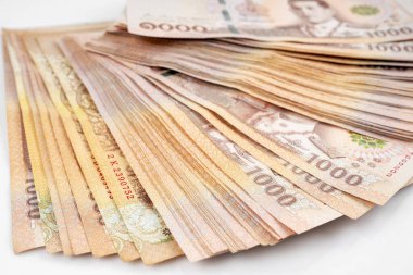 Tayland Bankası tarafından yayınlanan 1000 baht banknot yığını..