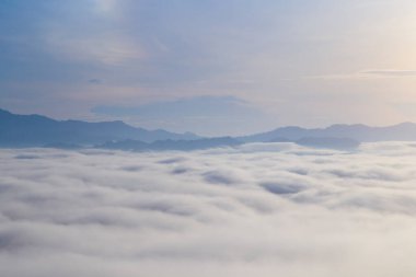 Khao Khai Nui, kış sabahları sis denizi gün doğumunda, Tayland, Phang nga 'da güzel manzaralar görmek için yeni bir dönüm noktası..