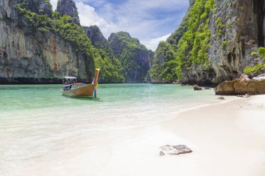 Tayland geleneksel uzun kuyruklu teknesi ve Tayland 'ın Phuket eyaletindeki güzel plaj..