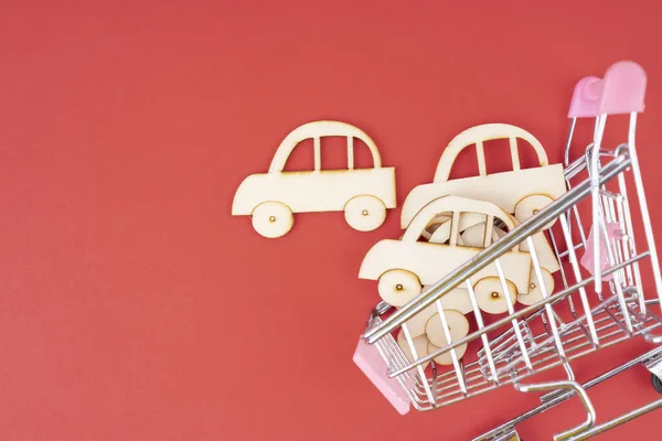 Модель Деревянного Автомобиля Корзине Красном Фоне Покупки Автомобилей — стоковое фото