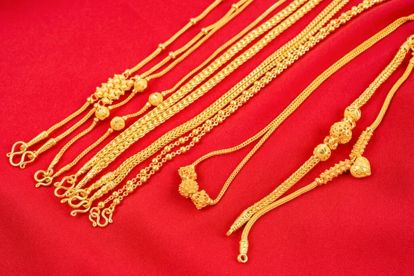 Группа Золотых Ожерелий Красной Бархатной Ткани — стоковое фото