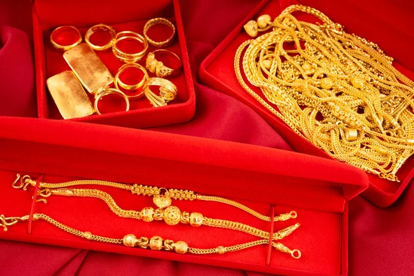 Много Золотых Ожерелий Золотых Слитков Красной Коробке Красном Фоне Бархатной — стоковое фото