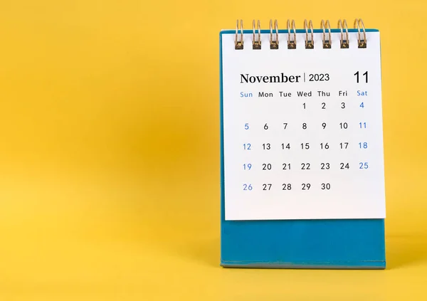 November 2023 Skrivbord Kalender Gul Färg Bakgrund — Stockfoto
