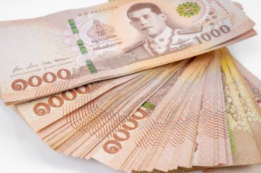 Tayland Bankası tarafından yayınlanan 1000 baht banknot yığını..