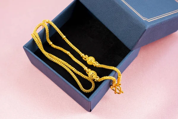 Золотое Ожерелье Синей Коробке Розовом Фоне — стоковое фото