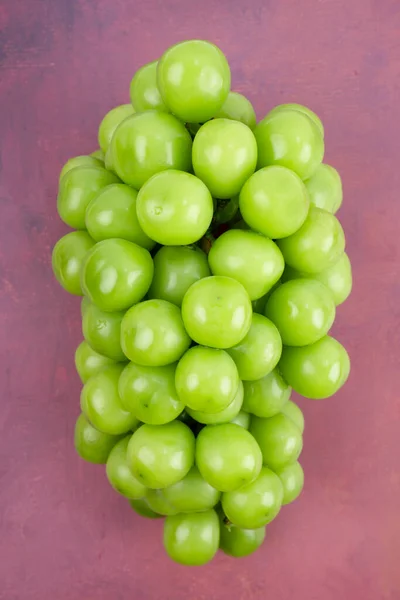 Uve Verdi Giapponesi Brillano Frutti Uva Moscato Sfondo Colore Rosso — Foto Stock