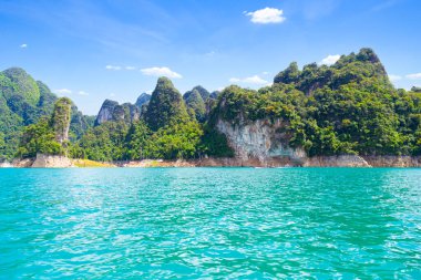 Ratchaprapha Barajı 'ndaki güzel dağlar Khao Sok Ulusal Parkı, Surat Thani Eyaleti, Tayland.