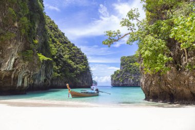 Tayland geleneksel uzun kuyruklu teknesi ve Tayland 'ın Phuket eyaletindeki güzel plaj..