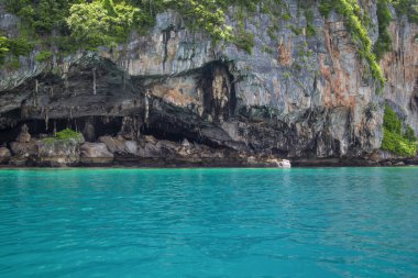 Tayland, Phuket 'teki adada dağ kayaları.