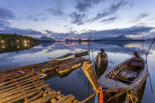 Ban Sam Chong Tai ve dev kireçtaşı dağları ardında ortaya çıkan renkli gündoğumları, Phang-nga, Tayland