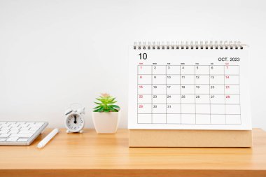  Ekim 2023, 2023 yılının aylık masa takvimi çalar saatli ahşap masada..