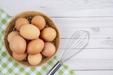 Organik tavuk yumurtası ve yumurta çırpma organik tavuk yumurtası yemek malzemeleri konsepti..