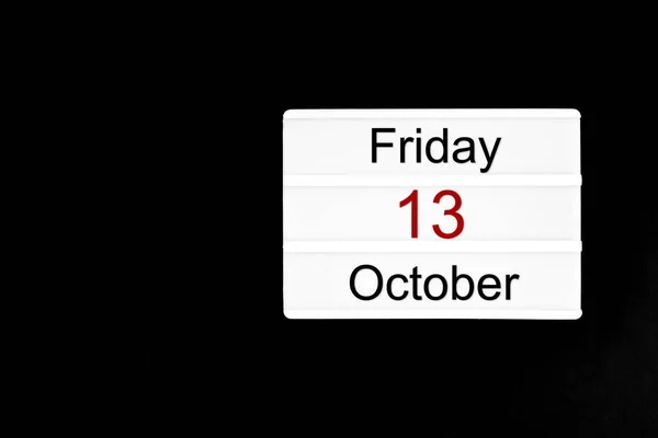 10月13日金曜日 黒い色の背景に座っている白いライトボックスのテキスト コピースペースとの構成 — ストック写真