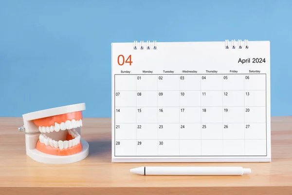 Aprile Calendario Mensile Scrivania 2024 Anno Dentiere Modello Sul Tavolo — Foto Stock