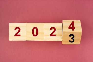 Yeni yıl 2023 'ten 2024' e. Tahta küp bloğu ters çevir. Yeni yıl hedef belirleme kavramı.