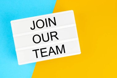 Takım çalışması ekibimize mavi ve sarı arkaplanda ışık kutusunda katılın.