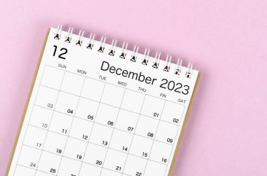 Aralık 2023 Pembe zemin üzerinde izole edilmiş planlama ve hatırlatma için düzenleyici takvim masası.
