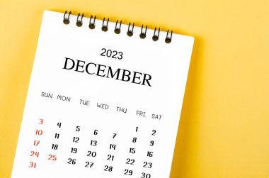 2023 Aralık ayının masa takvimi sarı arka planda 2023 yılı.