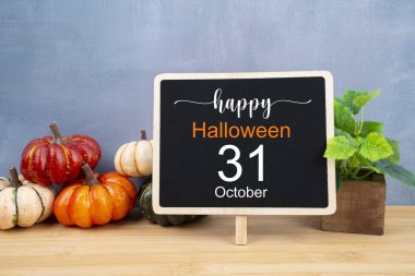 Balkabakları ve tahtada 31 Ekim takvimi ile Cadılar Bayramın kutlu olsun..