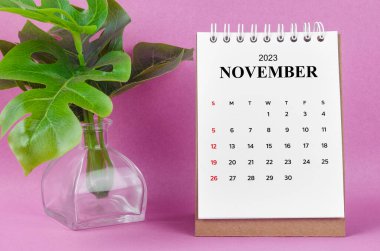 Kasım 2023 Pembe arka planda 2023 masa takvimi.
