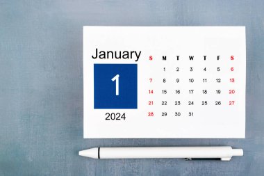 Ocak Takvimi 2024 Mavi ahşap zemin üzerine kalem sayfası.