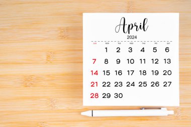 Nisan 2024 takvim sayfası ve boş arkaplan üzerine kalem.