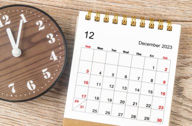Aralık 2023, 2023 yılı için ahşap saatli aylık masa takvimi..