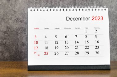 Aralık 2023 Aylık masa takvimi ahşap masa üzerinde 2023 yılı için.