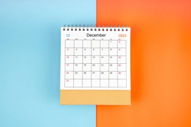 Aralık 2023 tarihli mavi ve turuncu arkaplan takviminin üzerinde kopya alanı ile birlikte.