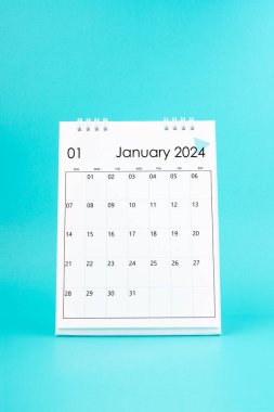 Mavi arkaplanda 2024 Ocak beyaz masa takvimi.