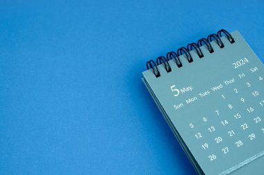 Mayıs 2024 mavi arkaplanlı masa takvimi. Boşluğu kopyala.