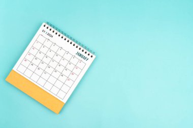 2024 Ocak Masa Takvimi Mavi Arkaplan. Kopyalama alanı olan kompozisyon.