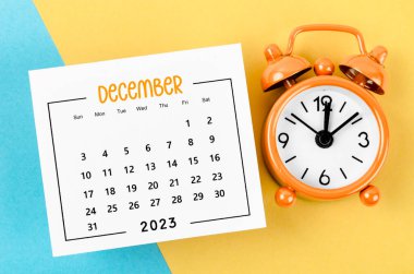 2023 Aralık ayının takvimi. Güzel bir arkaplanda çalar saat var..