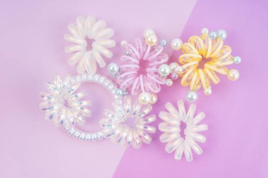 Güzel arka planda renkli plastik saç lastikleri..