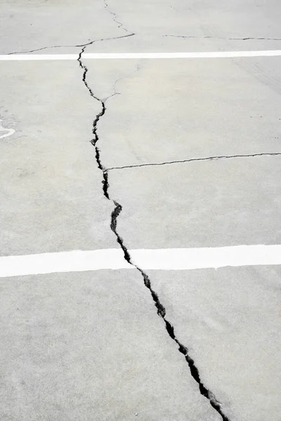 Sokakta beton zeminde bir çatlak var..