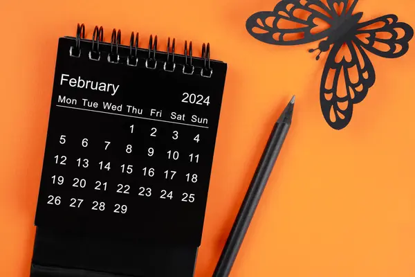 2024年2月台历 主办单位计划 提醒及彩色纸的橙色背景 — 图库照片