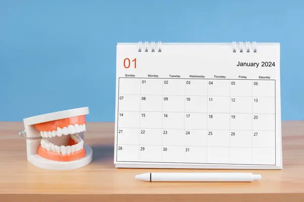 Gennaio Calendario Mensile Scrivania 2024 Anno Dentiere Modello Sul Tavolo — Foto Stock