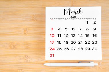 Mart 2024 takvim sayfası ve boş arkaplan üzerine kalem.