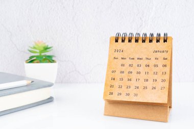 Ocak 2024, 2024 tarihli aylık masa takvimi günlükle birlikte masada..