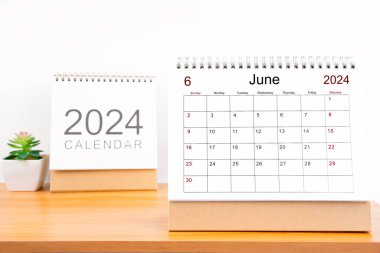 Aylık masa takvimi Haziran 2024 Tahta masa üzerinde beyaz arkaplan.