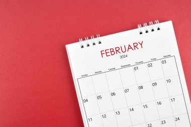Kırmızı arkaplanda Şubat 2024 masa takvimi.