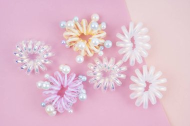 Güzel arka planda renkli plastik saç lastikleri..