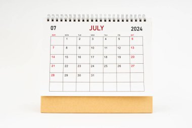 Temmuz 2024 masaüstü takvimi beyaz arkaplan, planlama veya atama kavramına izole edildi.