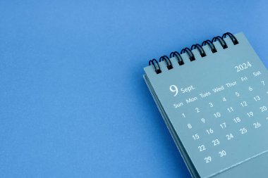 Eylül 2024 mavi arkaplanlı masa takvimi. Boşluğu kopyala.