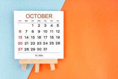 2024 Ekim takvim sayfası mavi ve turuncu arkaplan.