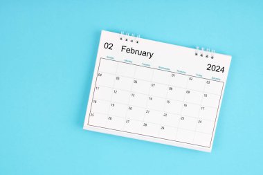 Şubat 2024, 2024 yılı için mavi arkaplan üzerine aylık masa takvimi.
