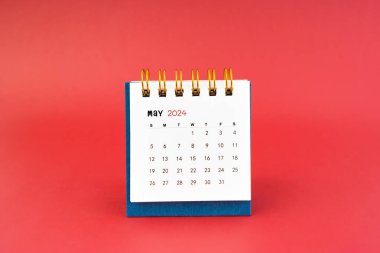 Mayıs 2024 kırmızı arkaplanda beyaz masa takvimi.