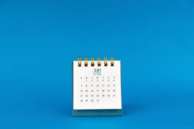 Temmuz 2024 Mavi arkaplanlı mini masa takvimi.