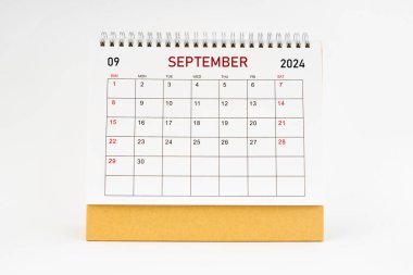 Eylül 2024 masaüstü takvimi beyaz arkaplan, planlama veya atama kavramında izole edildi.